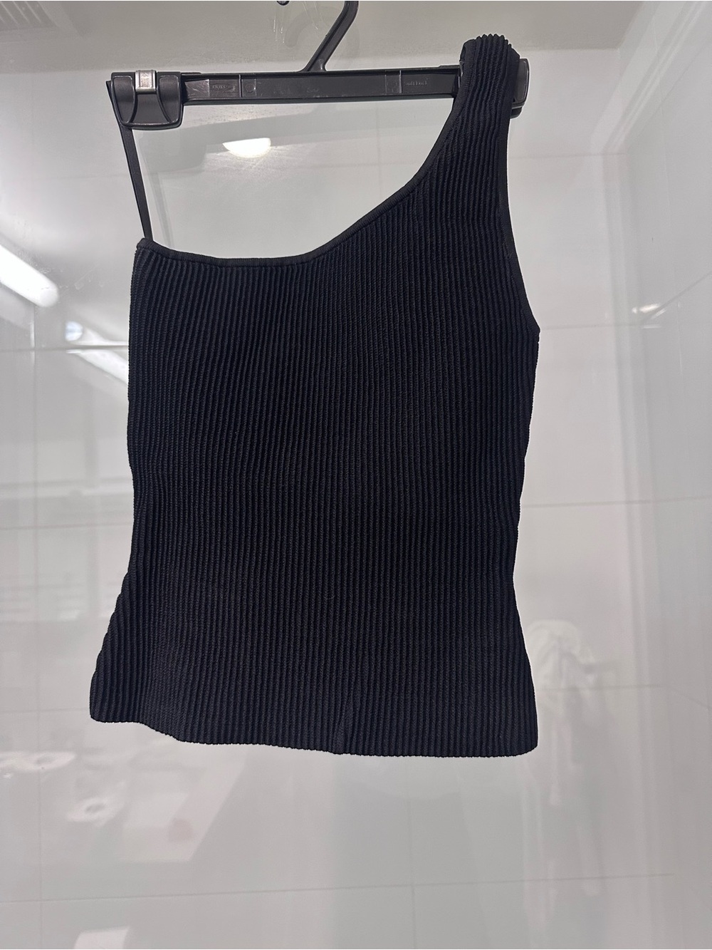 Babaton Black One-Shoulder Ribbed Tank Top